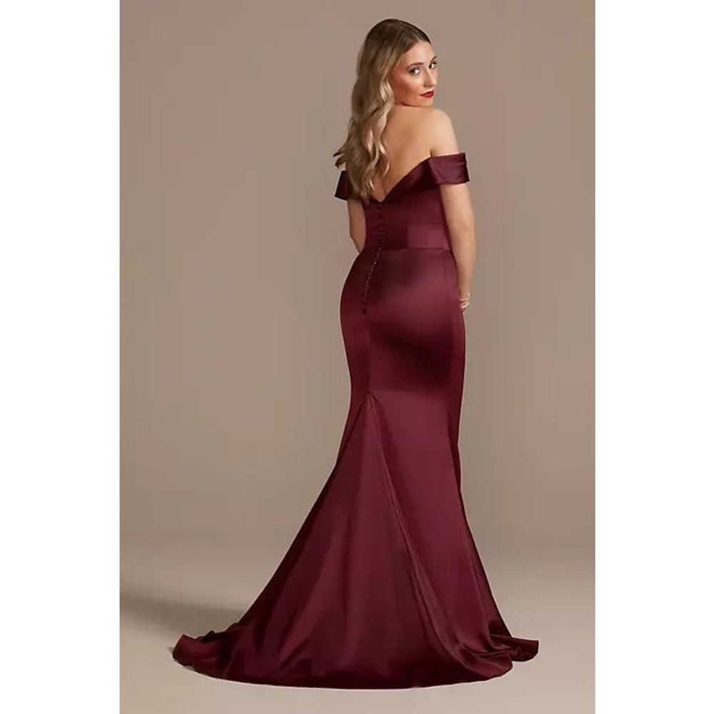 Davids Bridal GALINA SIGNATURE
satin off-the-shoulder mermaid dress - Picture 2 of 7